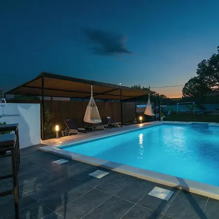 Two-bedroom In Vikendica *